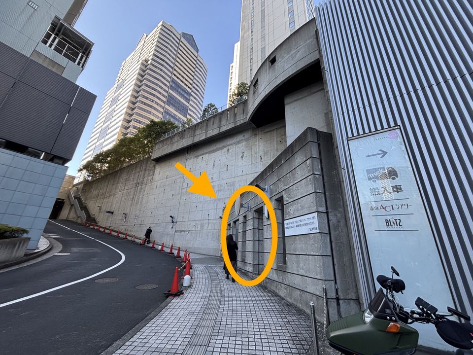 コンクリートに囲まれたエレベーター