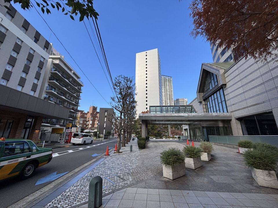 前方の白い建物