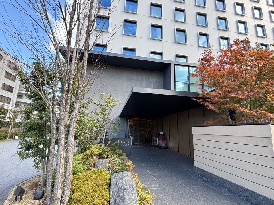 白い建物の入り口